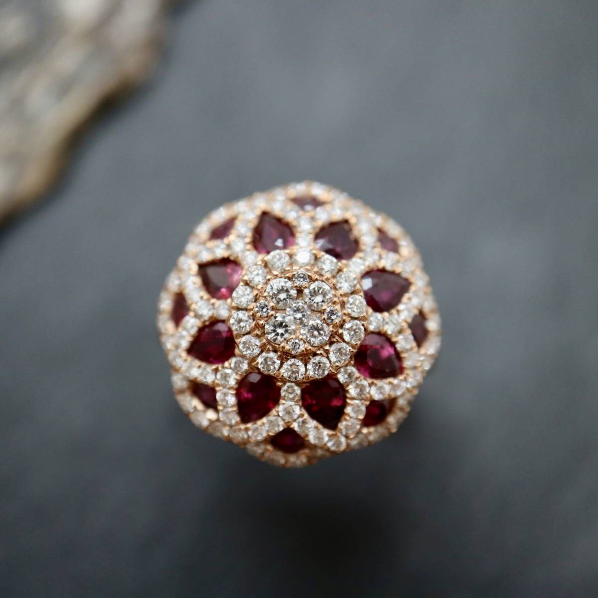 Bague rubis et diamants motif mandala, sur de l'or rose 750 millièmes.