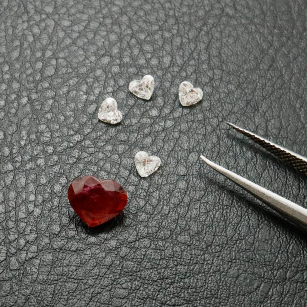 Rubis et diamants taille coeur sur papier
