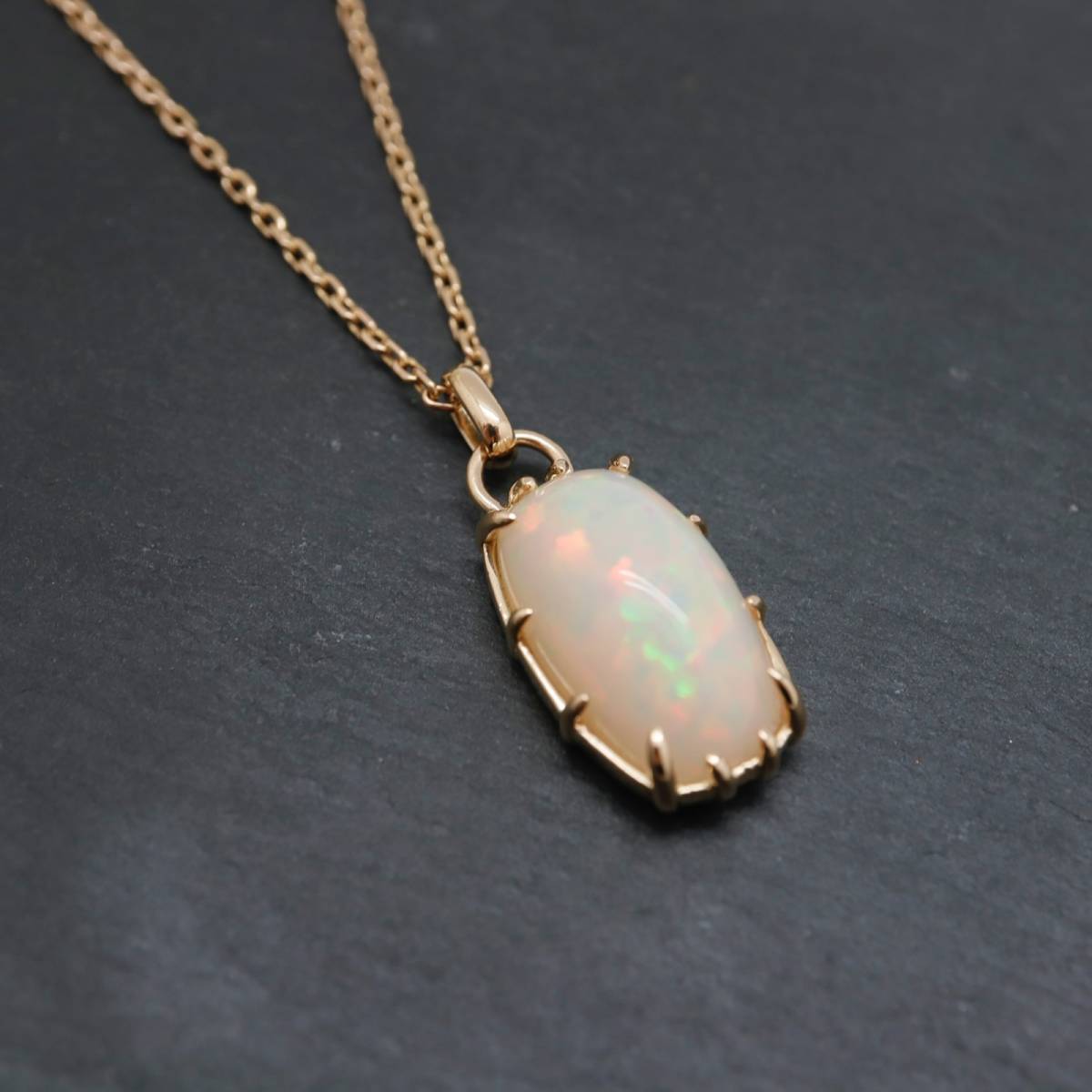 Pendentif or jaune 18 carats  opale création artisanale française 