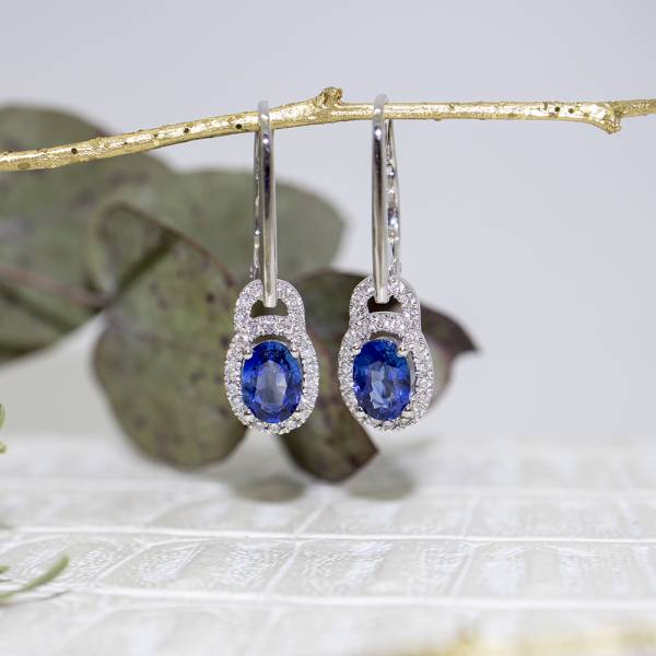 Boucles d'oreilles saphir bleu, diamants, sur or gris 750 millièmes (ou 18 carats)